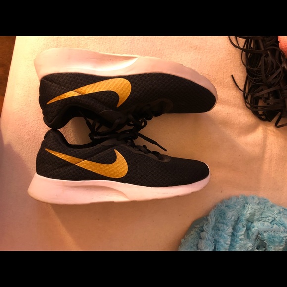 nike tanjun women's shoe